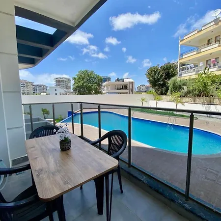Apartment Stylish 1br Flat Pool View & 10 Min Walk To *