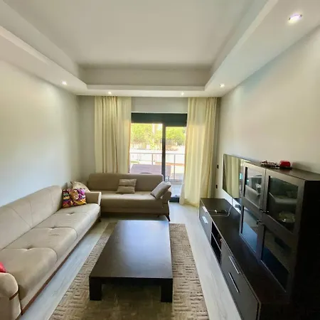 Apartment Stylish 1br Flat Pool View & 10 Min Walk To