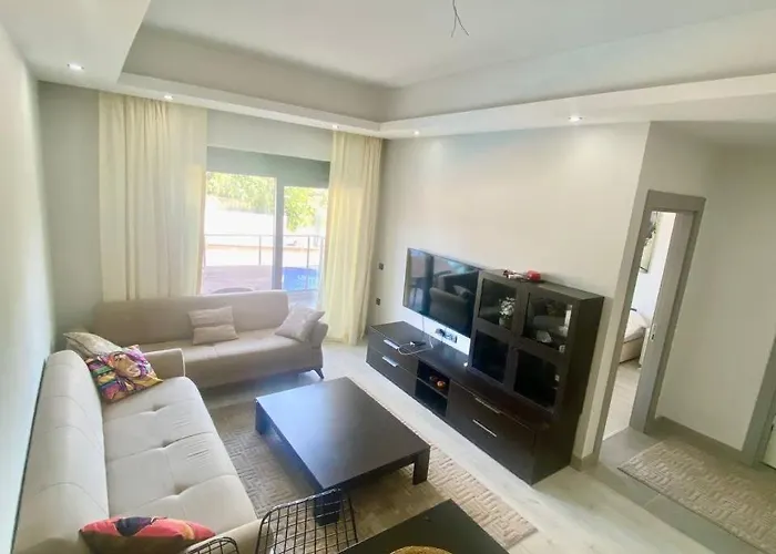 Stylish 1br Flat Pool View & 10 Min Walk To Apartament